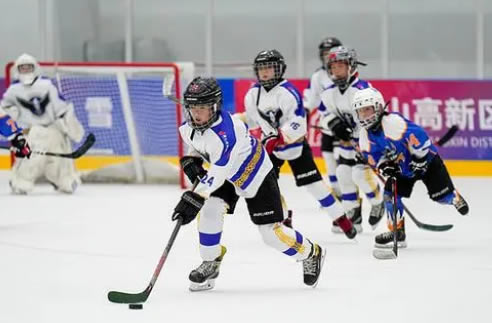全国少年冰球邀请赛在唐山开赛